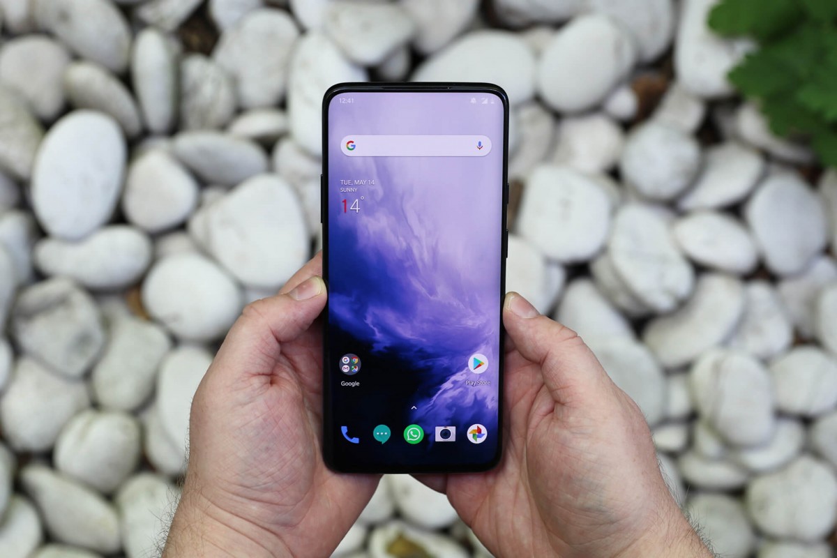 Ukuran Smartphone Android OnePlus 7 Pro Sangat Pas di Genggaman dan Nyaman Digunakan.